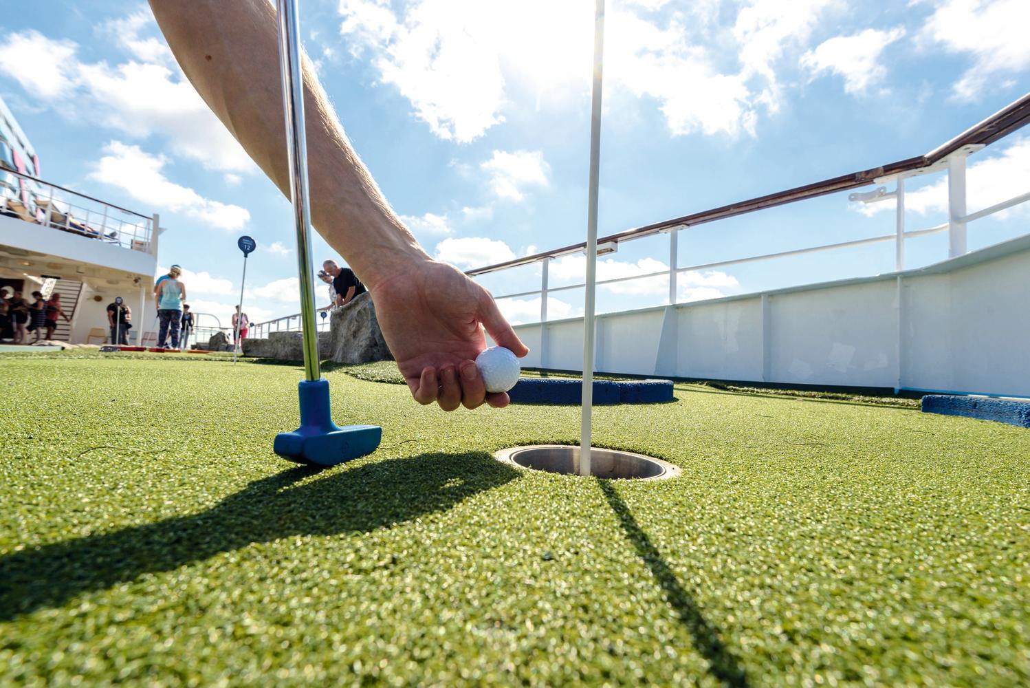 Take the whole family to the minigolf green