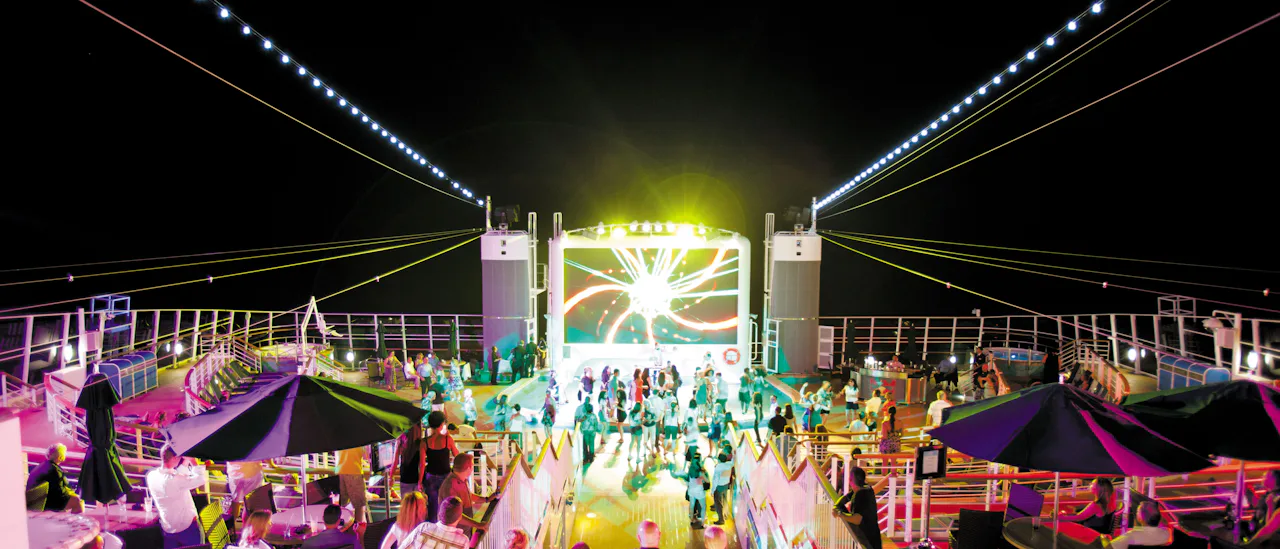 The nightclub Spice H2O with a dance floor under the stars