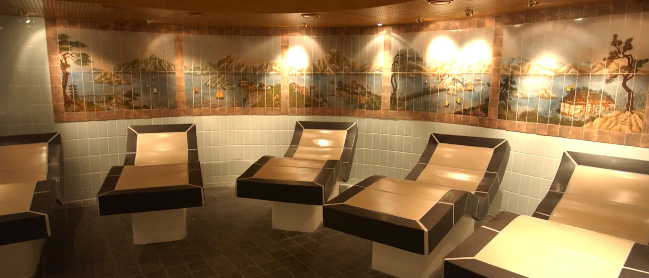 Heated thermal beds in the spa