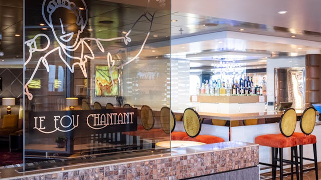 Le Fou Chantant Bar on Renaissance