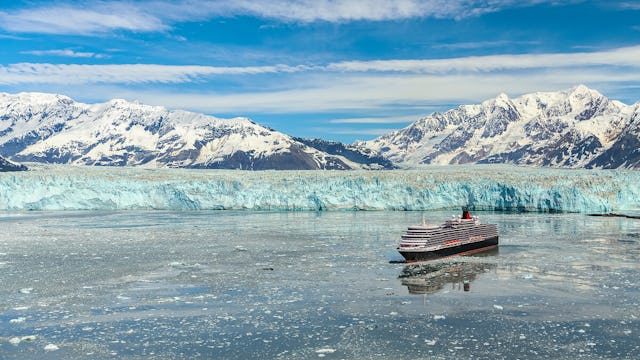 Queen Elizabeth at Hubbard Glacier