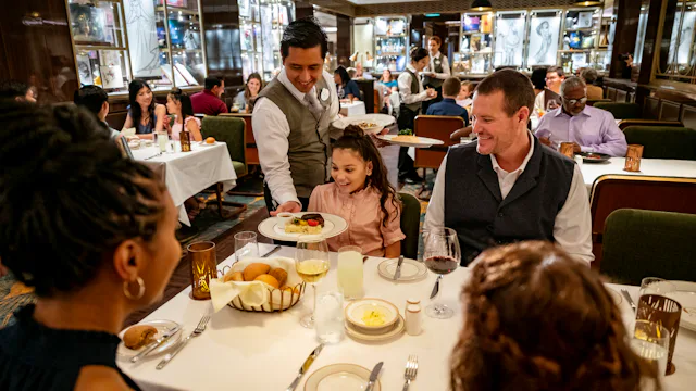 Guests dining at 1923, Disney Wish